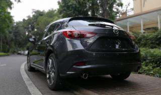 新车上牌撞两豪车 新车上牌撞两豪车